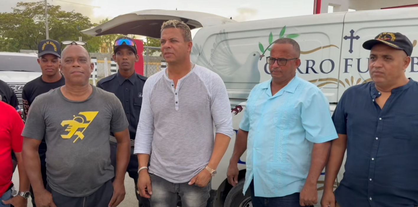 Donación de carro fúnebre del Alcalde y empresario Luis A. Canela